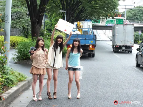 Shiori Ayase: Japanese MILFs Blow a Stranded Motorist Outdoors – photo 9 of 15