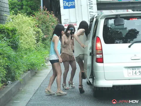 Shiori Ayase: Japanese MILFs Blow a Stranded Motorist Outdoors – photo 12 of 15
