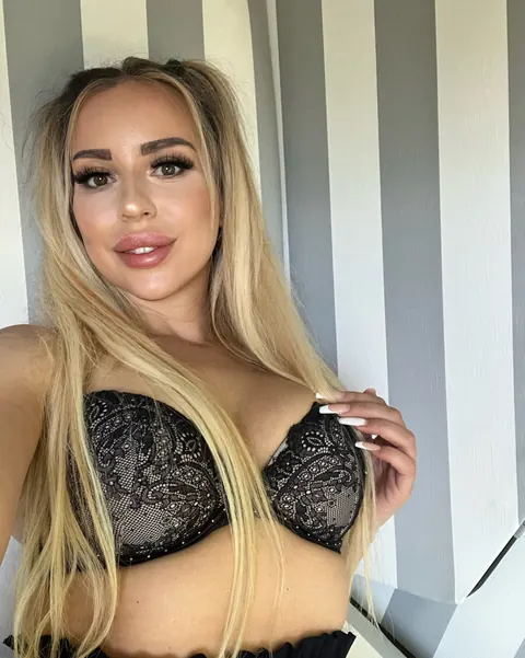 Thick Blonde Shows Off Her Big Ass While Posing Nude – photo 3 of 11