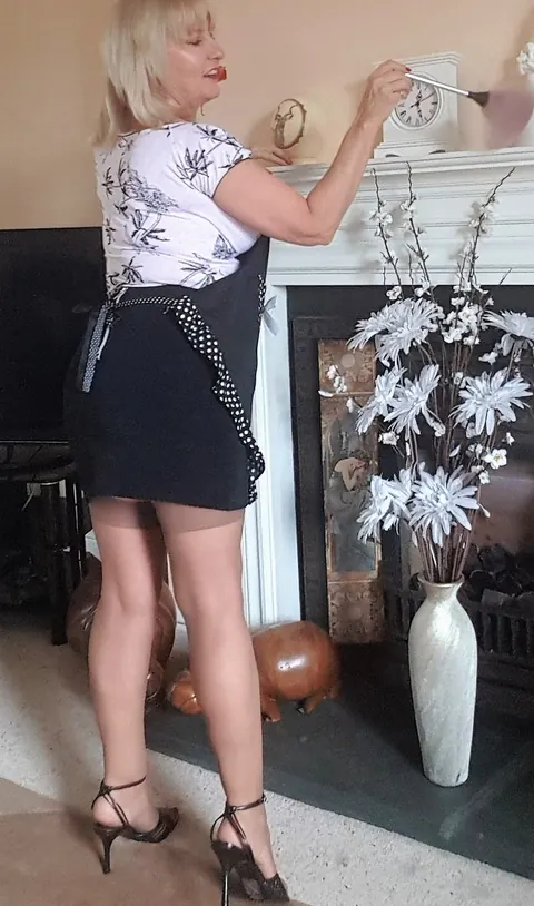 Lorna Blu: Mature British BBW Strips and Shows Off a Big Veggie – photo 13 of 20