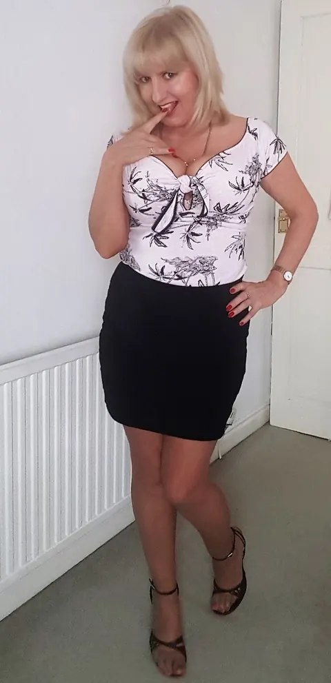 Lorna Blu: Mature British BBW Strips and Shows Off a Big Veggie – photo 1 of 20