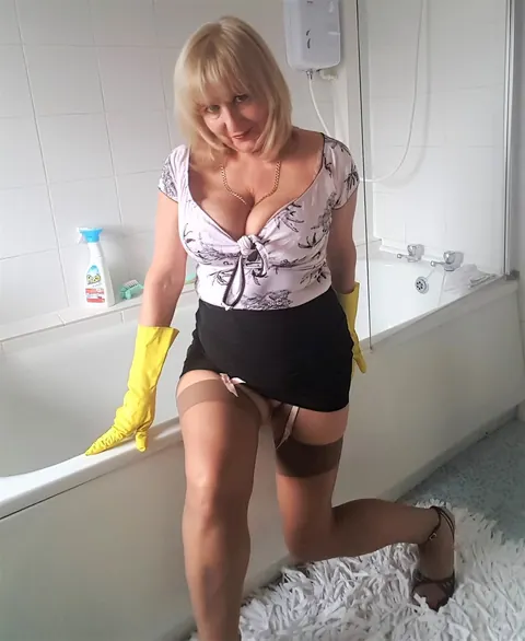Lorna Blu: Mature British BBW Strips and Shows Off a Big Veggie – photo 2 of 20