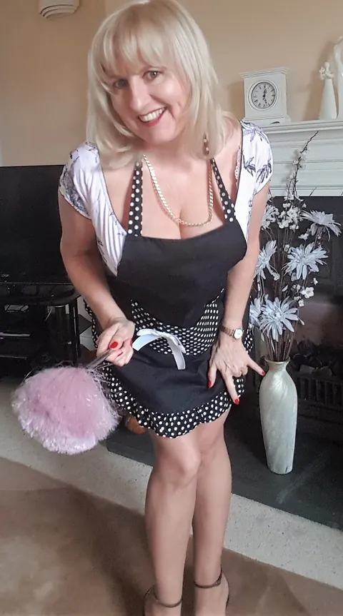 Lorna Blu: Mature British BBW Strips and Shows Off a Big Veggie – photo 12 of 20