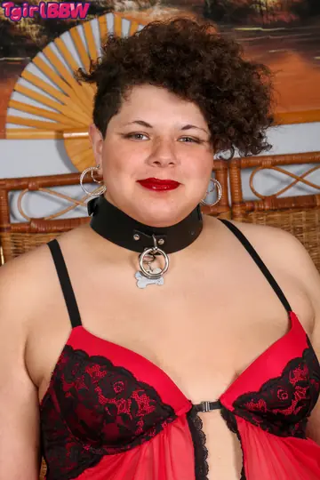 Thick Trans Woman Undresses and Poses Nude to Show Her Body