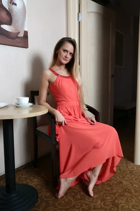 Woman with a Shaved Pussy Undresses and Spreads – photo 1 of 21