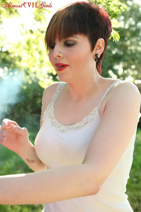 Short-Haired Woman Reveals Her Tits and Pussy in the Garden – photo 4 of 15