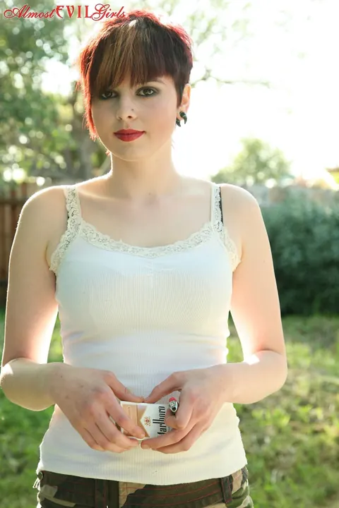 Short-Haired Woman Reveals Her Tits and Pussy in the Garden – photo 1 of 15