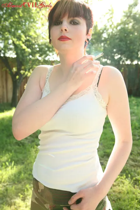 Short-Haired Woman Reveals Her Tits and Pussy in the Garden – photo 7 of 15