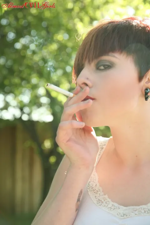 Short-Haired Woman Reveals Her Tits and Pussy in the Garden – photo 5 of 15