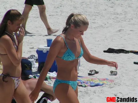 Babe in a Bikini and Shorts Poses on the Beach – photo 11 of 12