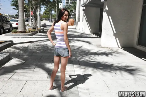 Mimi Rayne: Brunette PAWG Reveals Her Ass in Shorts Outdoors – photo 2 of 16