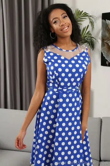 Naomi Alicia – Tall Ebony Babe Strips Out of Her Lingerie and Pantyhose