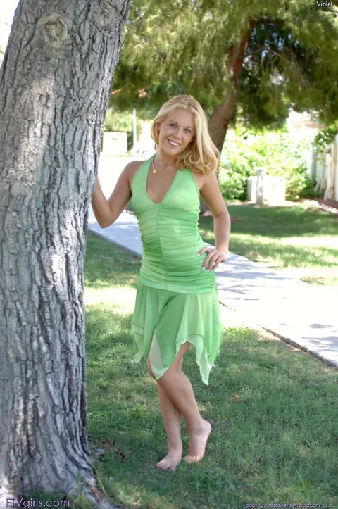 Tall Athletic Amateur Poses Nude in a Public Park – photo 4 of 20