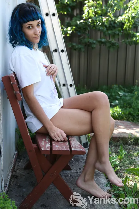 Jay Elle: Hairy Amateur Masturbates on a Garden Bench – photo 6 of 15