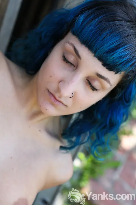 Jay Elle: Hairy Amateur Masturbates on a Garden Bench – photo 14 of 15
