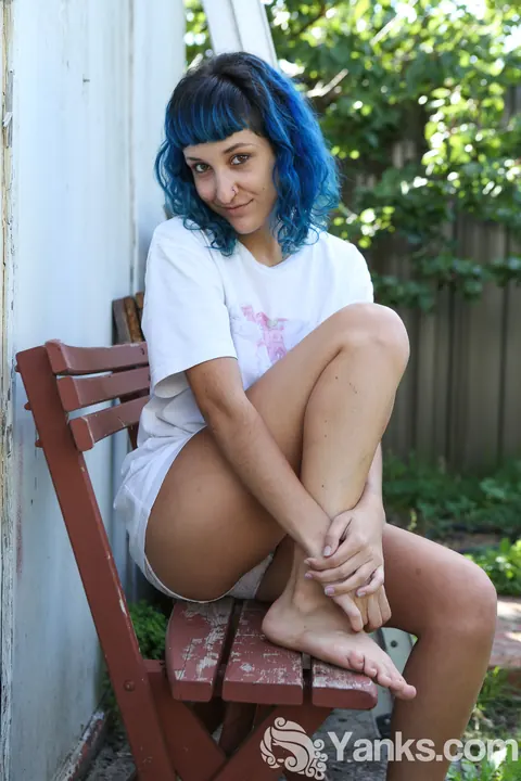 Jay Elle: Hairy Amateur Masturbates on a Garden Bench – photo 1 of 15