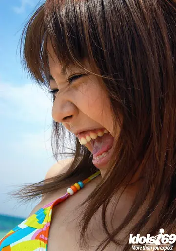 Thick Japanese Babe Strips Off Her Bikini on the Beach