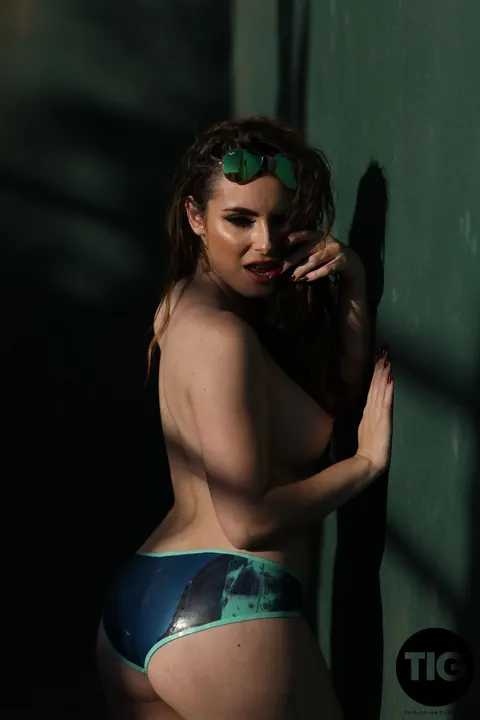Valis Volkova: British BBW in a Bikini and Glasses Reveals Her Natural Tits – photo 14 of 21