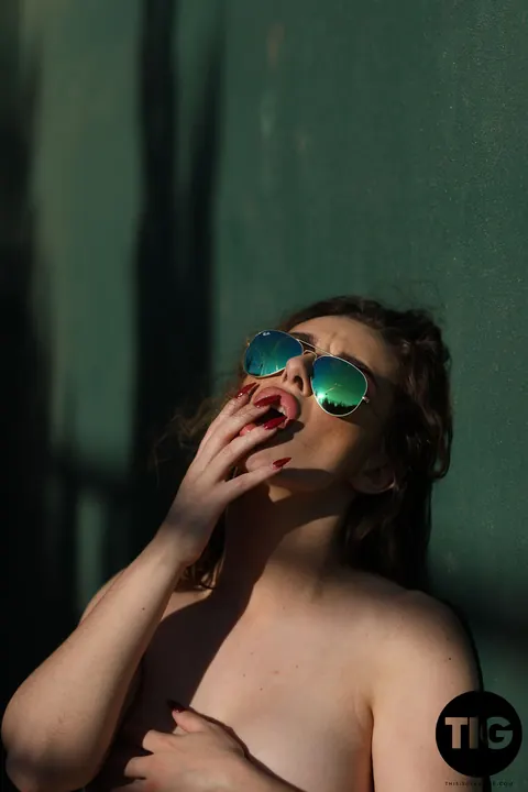 Valis Volkova: British BBW in a Bikini and Glasses Reveals Her Natural Tits – photo 18 of 21