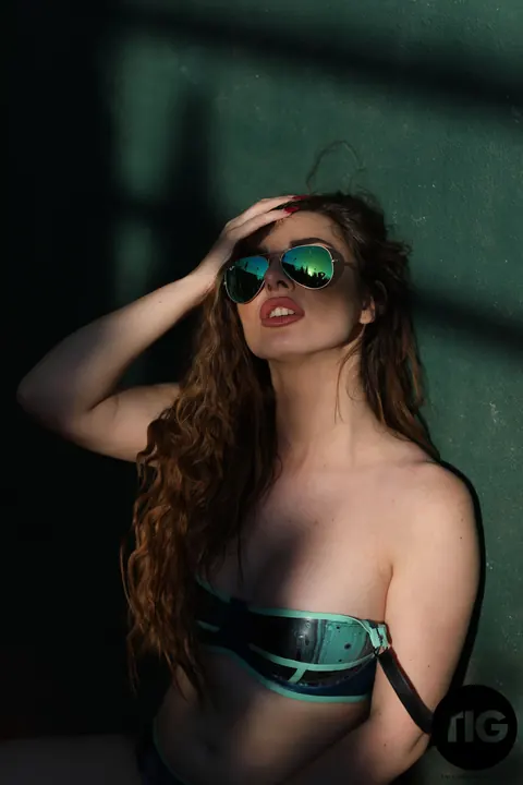 Valis Volkova: British BBW in a Bikini and Glasses Reveals Her Natural Tits – photo 10 of 21