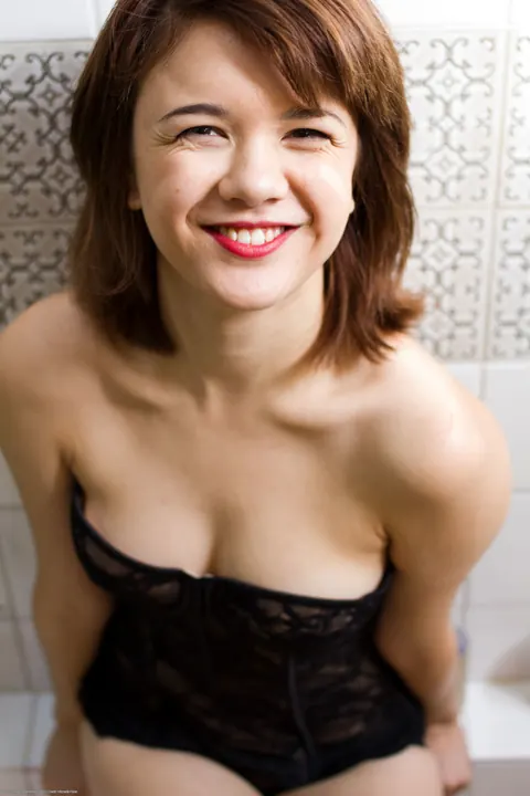 Lily Rei: Australian Redhead Shows Off Her Body in the Bathroom – photo 1 of 21