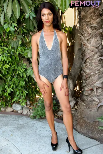 Ebony Trans Woman Spreads Her Legs