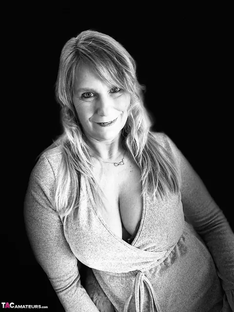 Sweet Susi: Blonde MILF with Big Tits Strips Out of Her Yoga Pants – photo 6 of 16