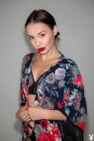 Elilith Noir – Petite Short-Haired Brunette Strips Out of Her Lingerie and Spreads