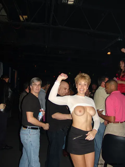 Dee Delmar: Tall Redhead MILF with Big Tits Licks Pussy in a Threesome – photo 5 of 20