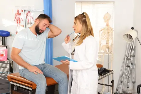 Anna Claire Clouds: Blonde with Natural Tits Gets a Massage and Takes It Doggy Style – photo 4 of 20