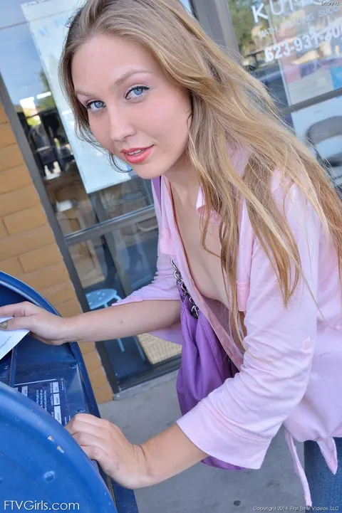 Blonde Strips Out of Her Jeans and Spreads Outdoors – photo 8 of 16