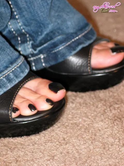 Thick MILF in Jeans and Heels Spreads Her Legs – photo 4 of 16