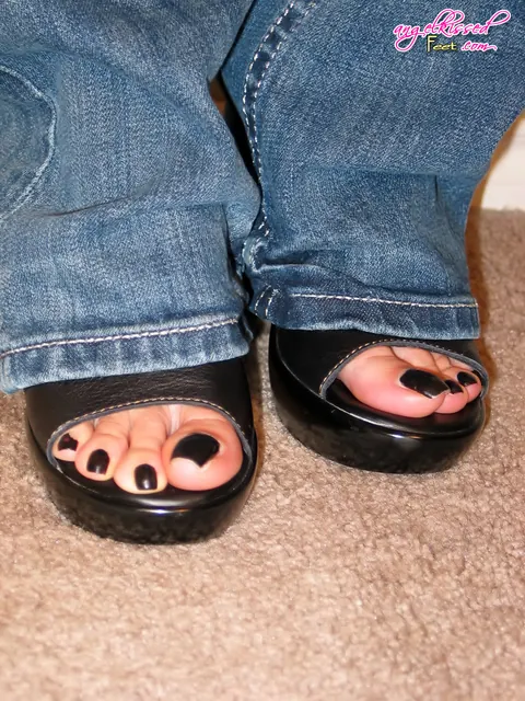 Thick MILF in Jeans and Heels Spreads Her Legs – photo 2 of 16