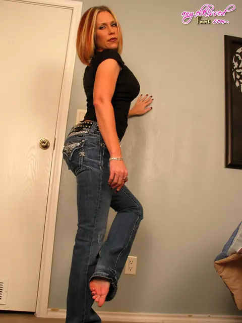Thick MILF in Jeans and Heels Spreads Her Legs – photo 11 of 16