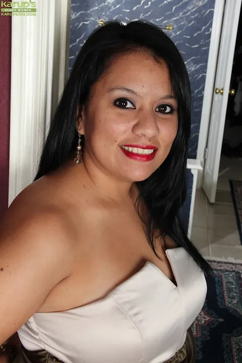 Lucey Perez: Latina MILF Shows Off Her Beefy Pussy and Saggy Boobs – photo 2 of 15