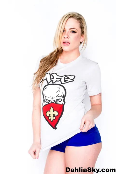 Dahlia Sky: Blonde PAWG Poses in a Top and Shorts Showing Her Big Ass – photo 8 of 15