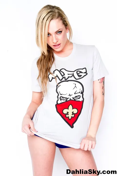 Dahlia Sky: Blonde PAWG Poses in a Top and Shorts Showing Her Big Ass – photo 7 of 15