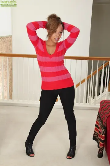 Stacy Welch – Thick Latina MILF Spreads and Shows Her Feet