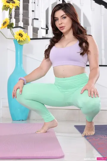 Keira Croft – Slim Asian Blonde in Yoga Pants Gets Pussy Licked and Fingered