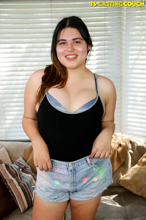 Trans Woman Poses Nude on a Sofa for a Casting – photo 3 of 16