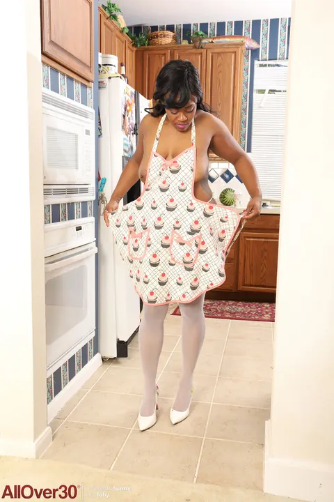 Thick Ebony MILF in Stockings Fingers Her Pussy – photo 9 of 21