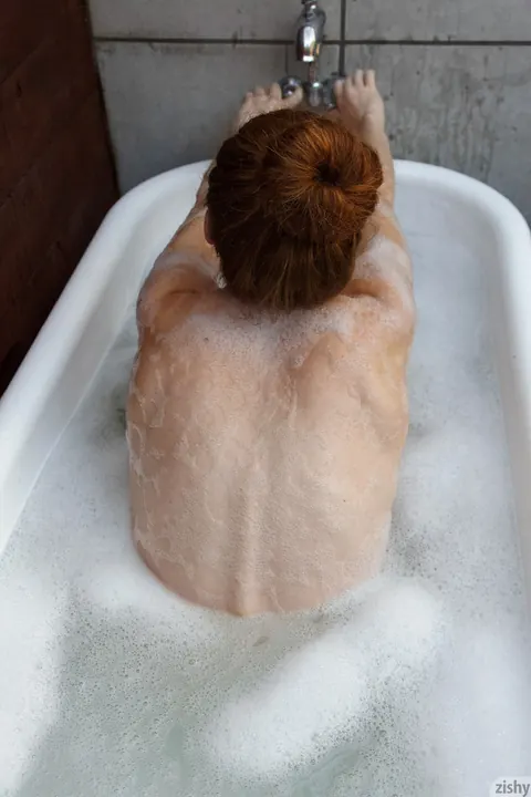 Wendy Patton: Busty Petite Redhead in Glasses Poses Nude in Outdoor Bath – photo 8 of 12