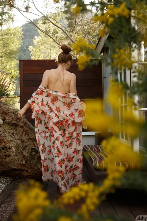 Wendy Patton: Busty Petite Redhead in Glasses Poses Nude in Outdoor Bath – photo 4 of 12