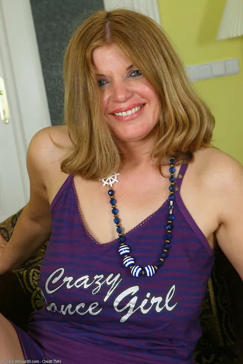 Thick MILF Poses Nude After Undressing – photo 2 of 21