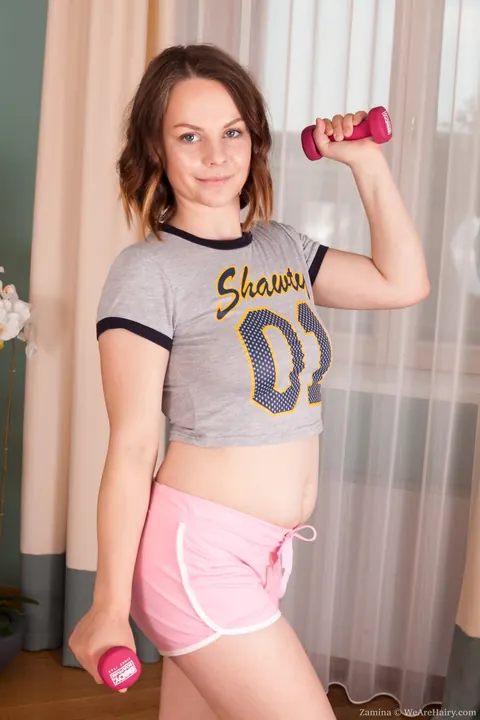 Zamina: Brunette Shows Her Hairy Pussy While Exercising – photo 2 of 21