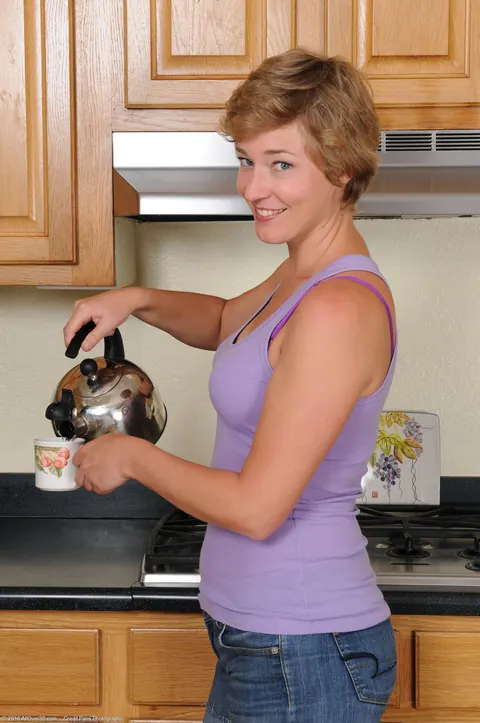 Liz Sophia: Short-Haired Blonde MILF Spreads Her Pussy in the Kitchen – photo 1 of 21