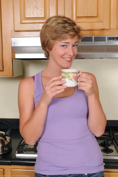 Liz Sophia: Short-Haired Blonde MILF Spreads Her Pussy in the Kitchen – photo 3 of 21