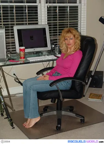 Racquel Devonshire – Thick Blonde MILF Takes a Cumshot While Talking on the Phone
