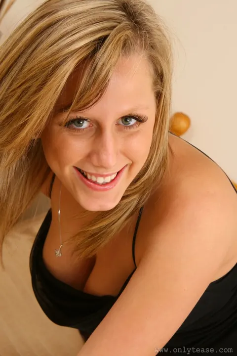 Short-Haired Babe with Big Tits Spreads in Stockings – photo 3 of 21