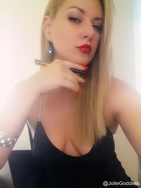 Blonde Stands Nude and Turns to Show Her Body – photo 6 of 15